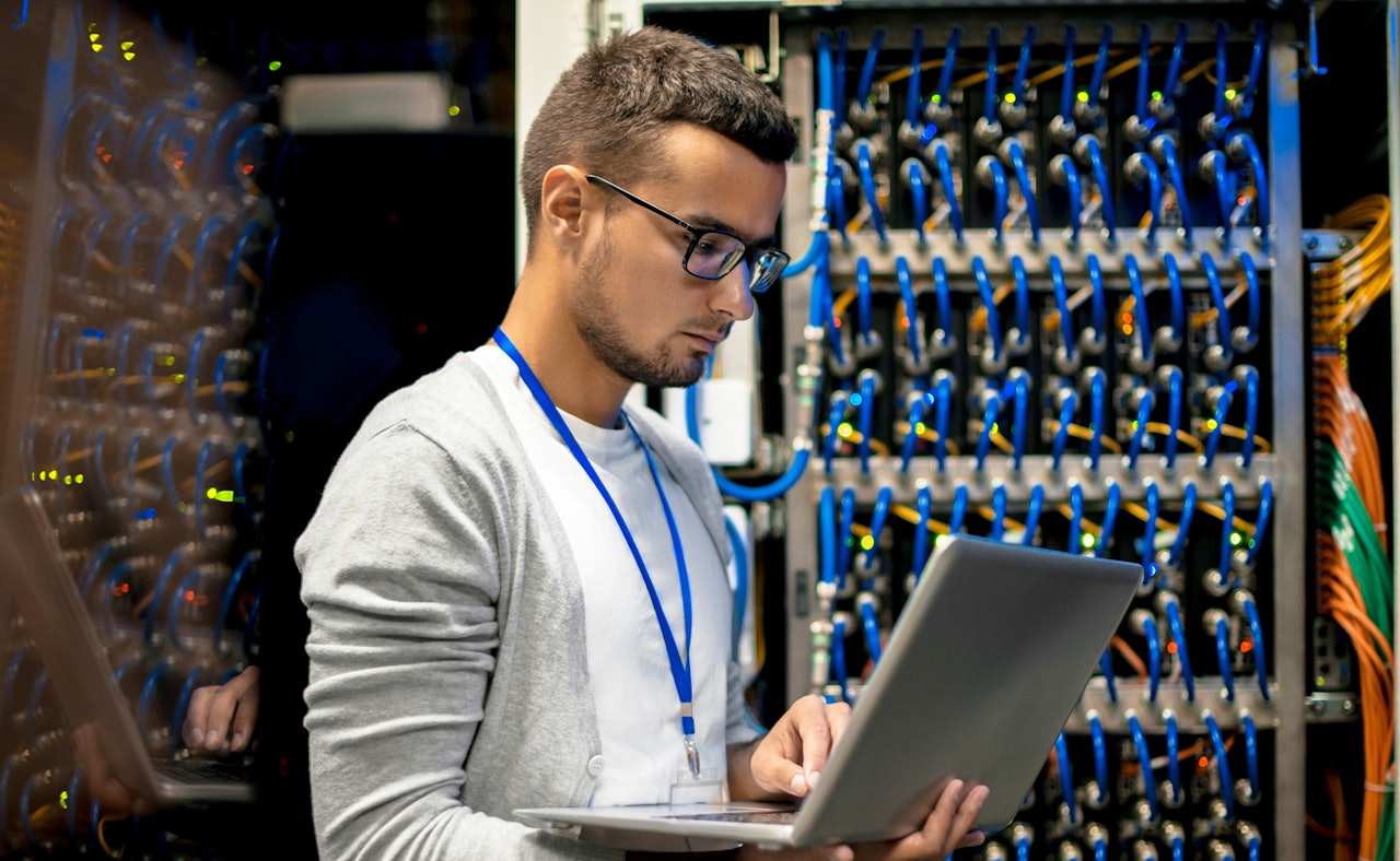 Engineer with laptop datacenter
