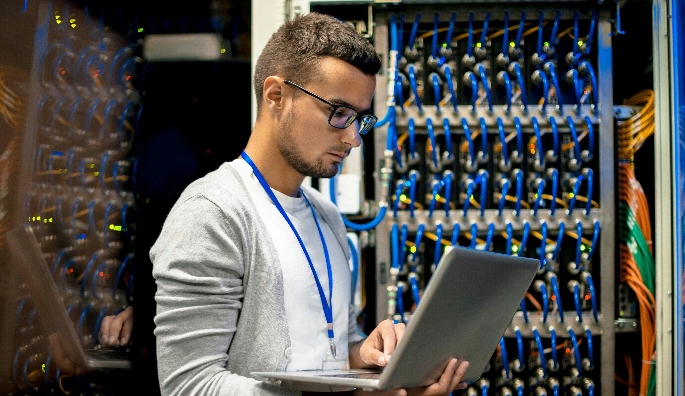 Engineer with laptop datacenter
