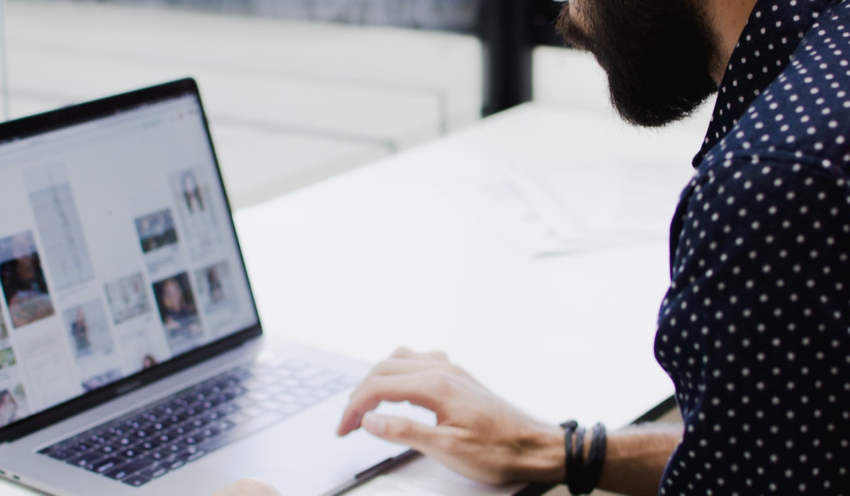 Engineeroover shoulder laptop