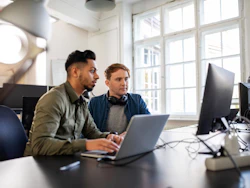 Twee engineers werken aan certificaten