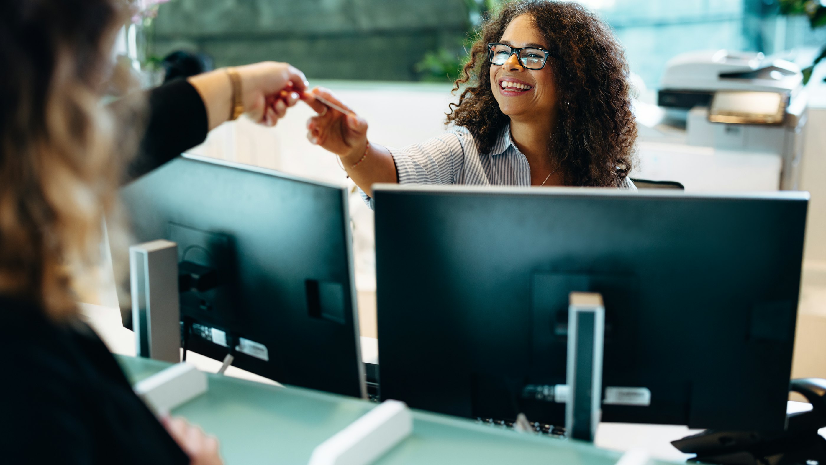 Receptioniste gemeente controleert id