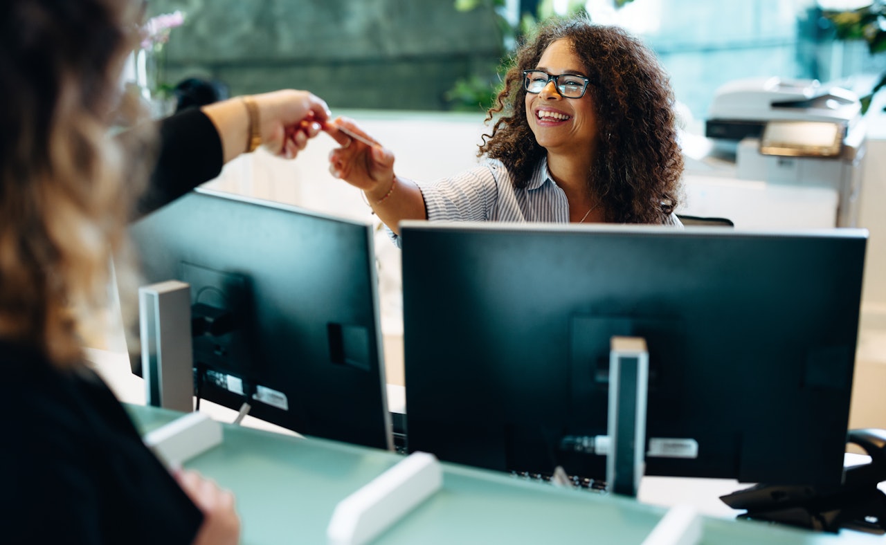 Receptioniste gemeente controleert id