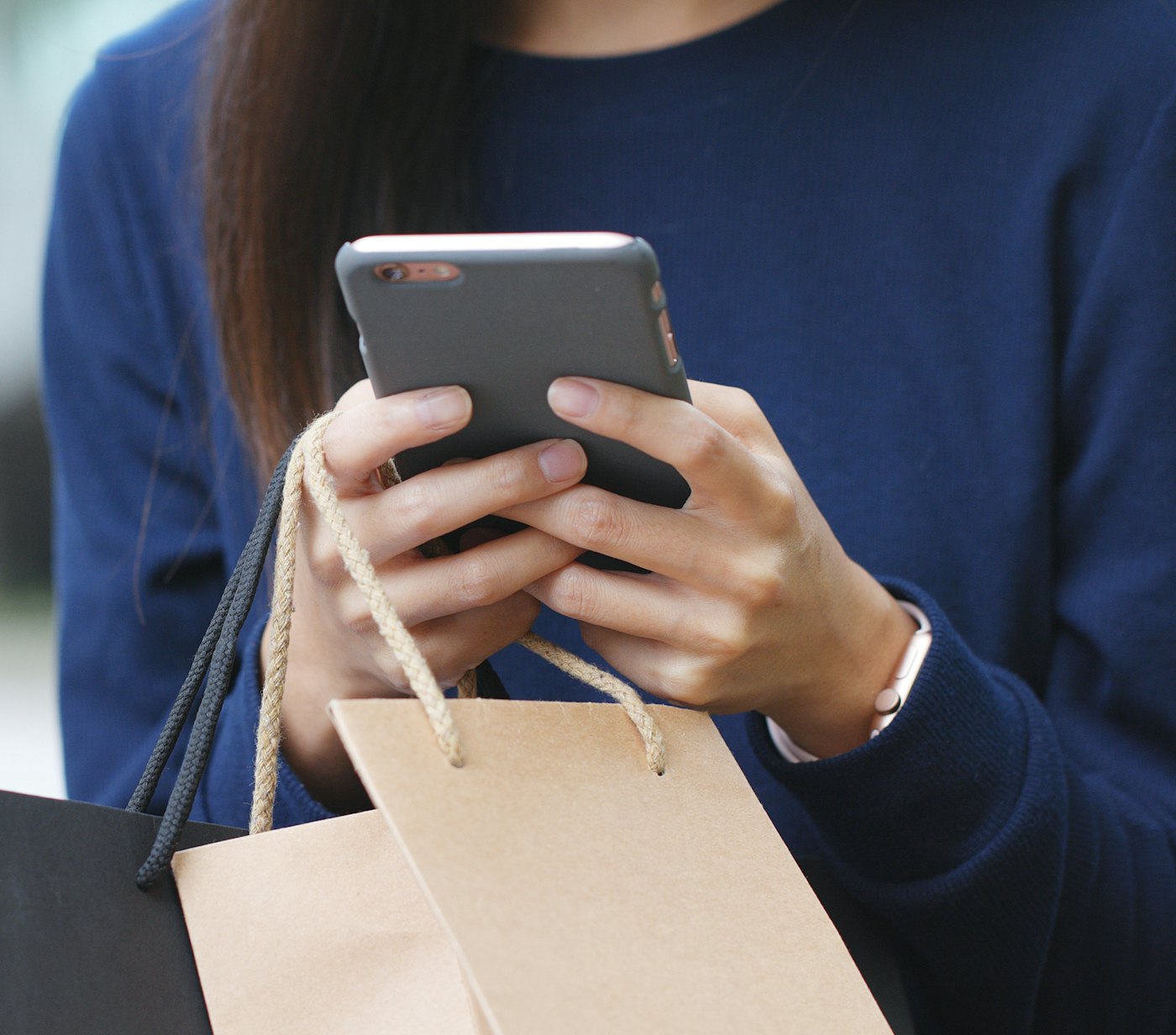 Retail shopper bags smartphone