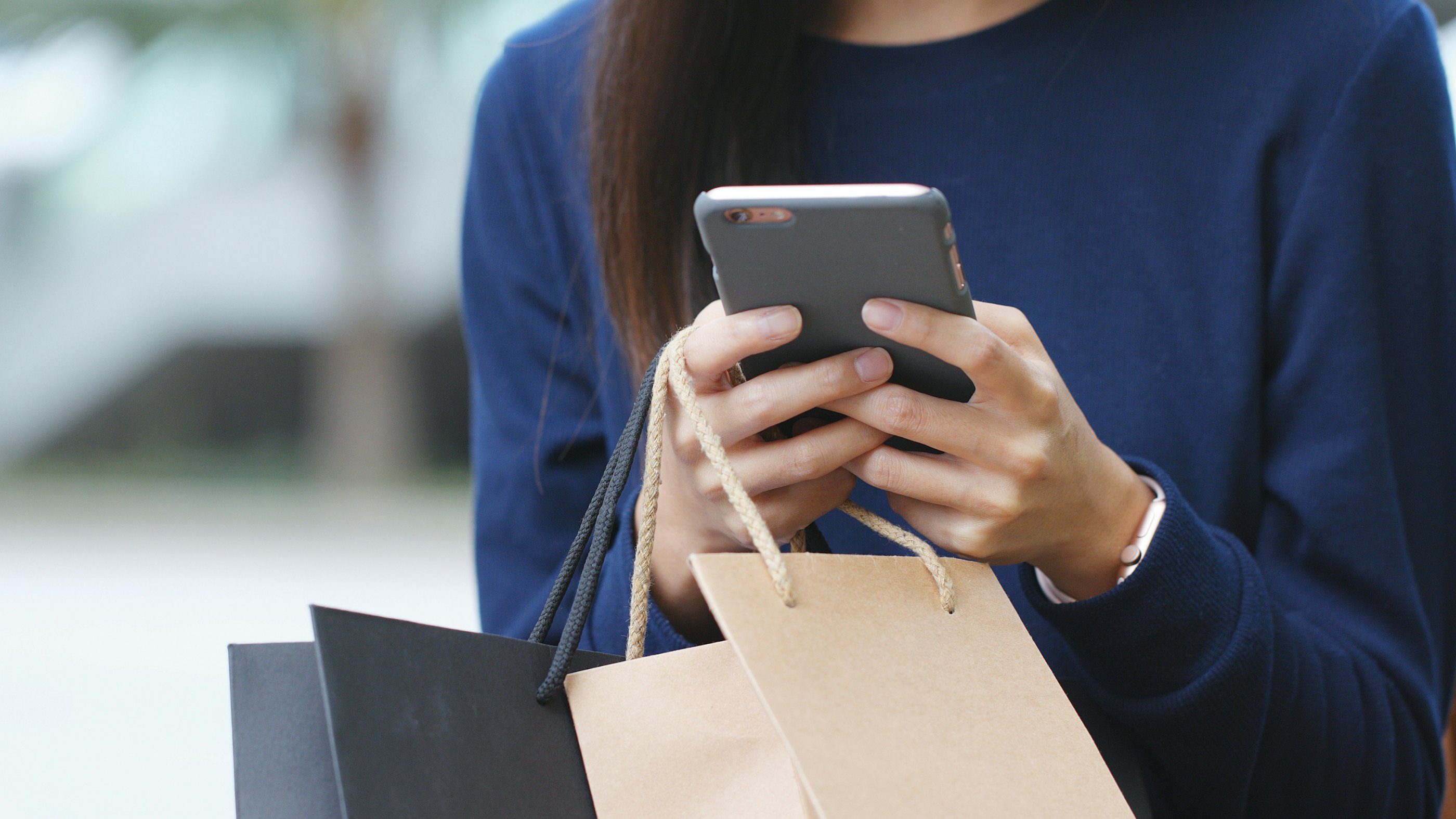 Retail shopper bags smartphone