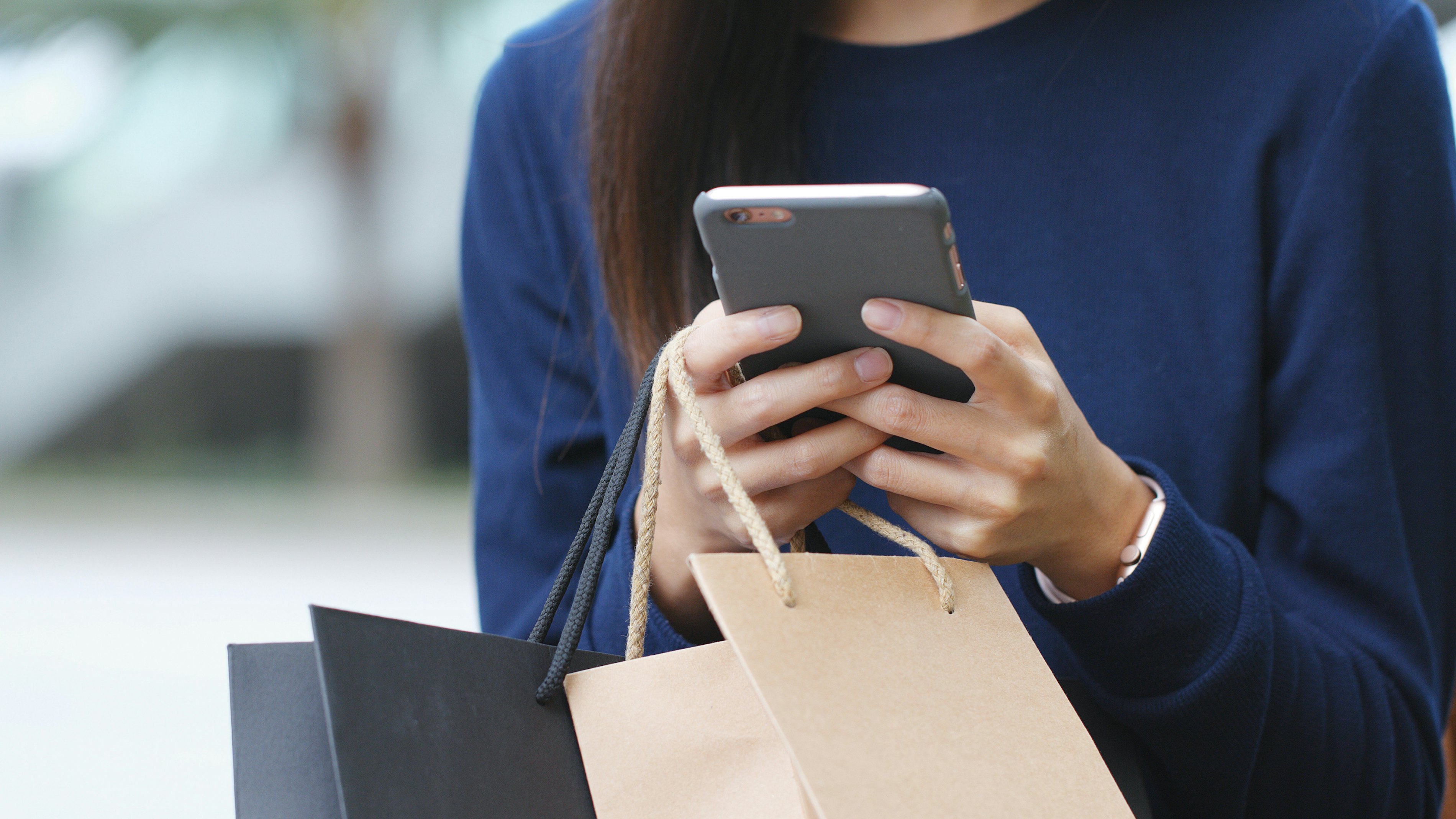 Retail shopper bags smartphone