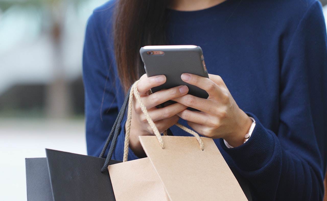 Retail shopper bags smartphone