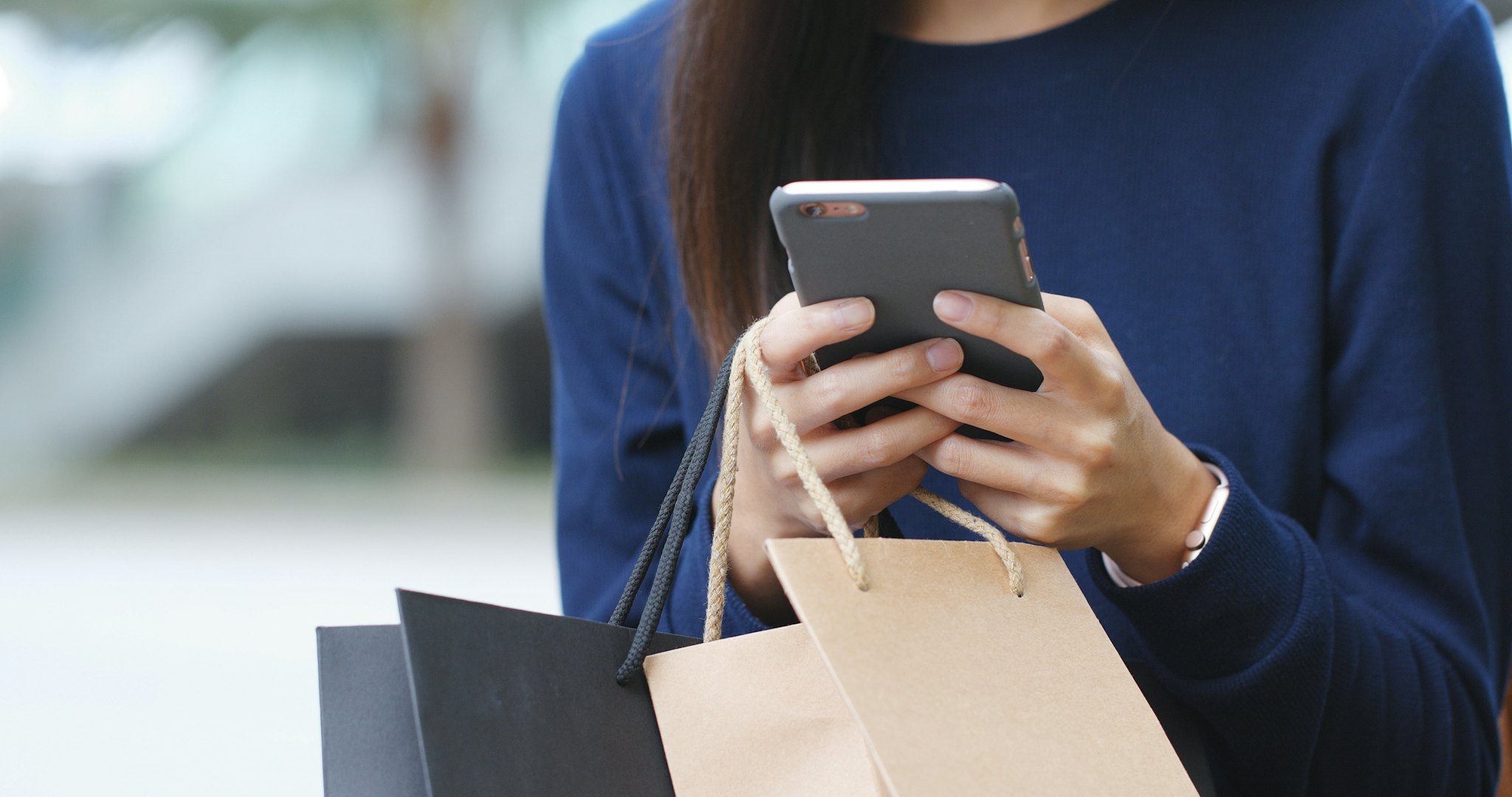 Retail shopper bags smartphone