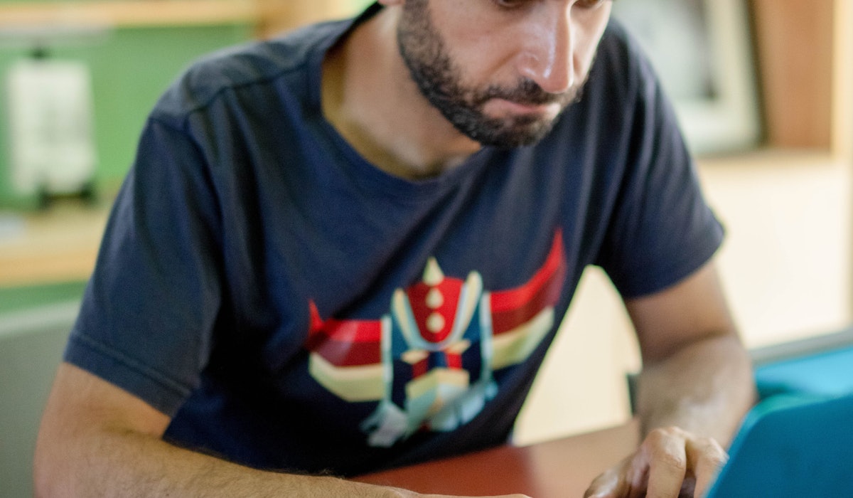 Man working on a laptop scopio 262056ca 2bd1 40a9 aff2 43a8a14aff26