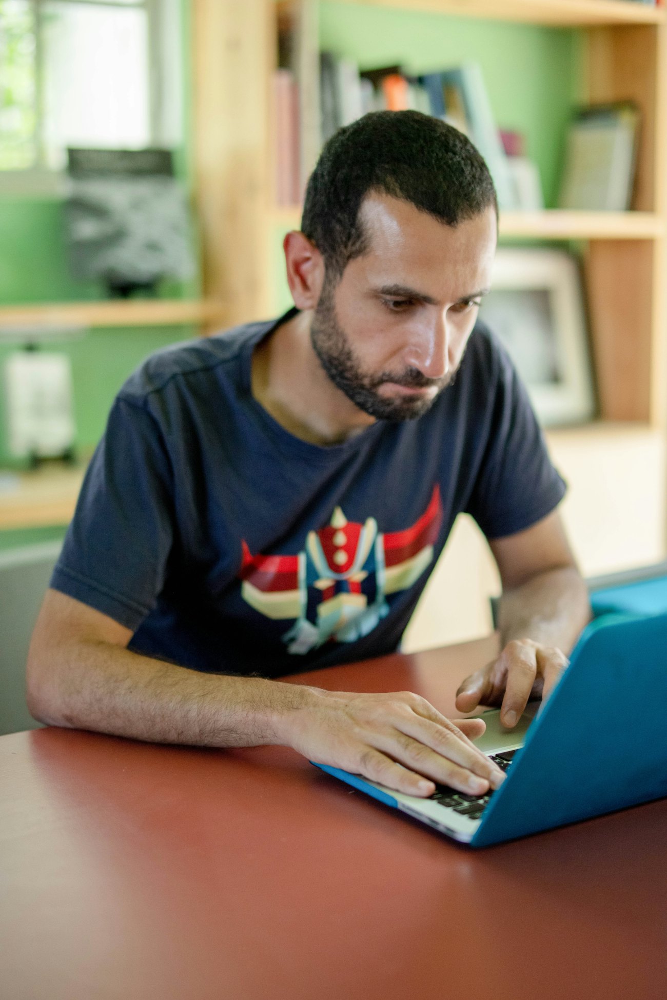 Man working on a laptop scopio 262056ca 2bd1 40a9 aff2 43a8a14aff26