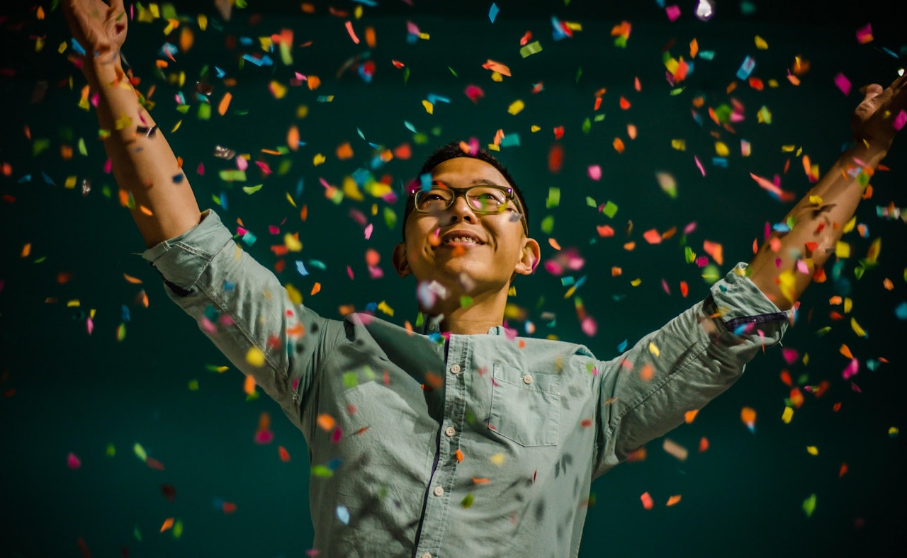 Homme célébrant avec des confettis