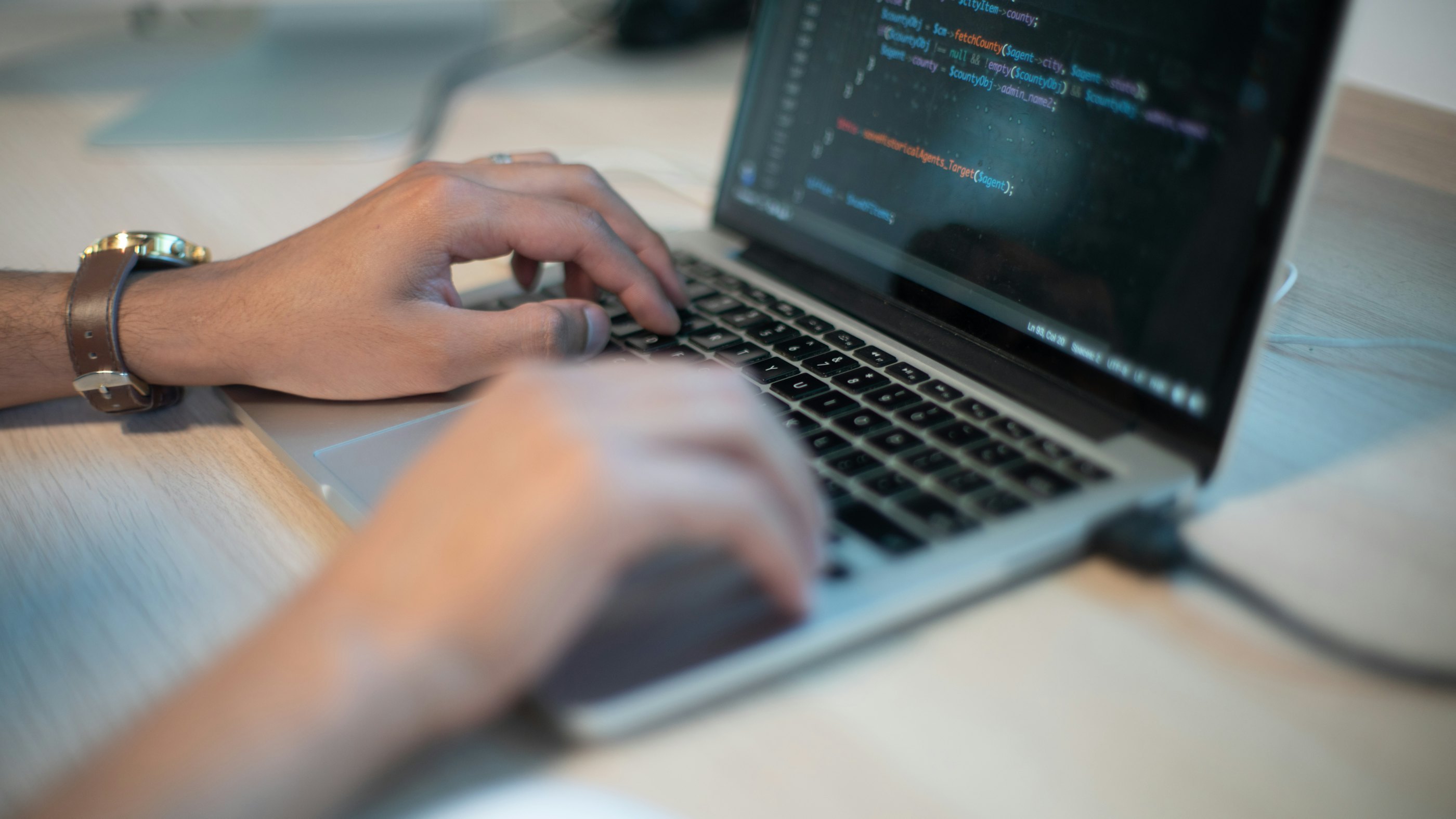 Close up of man coding on laptop scopio 39e6dc1c 65ff 4f46 9c9e cc5cc18cb5e3