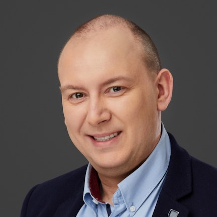 Adam Piątek szare portet