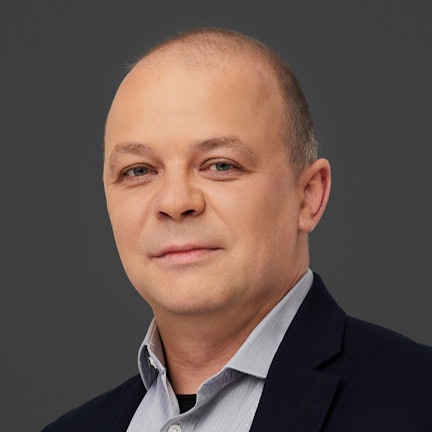 Aleks Łapiński szare portet