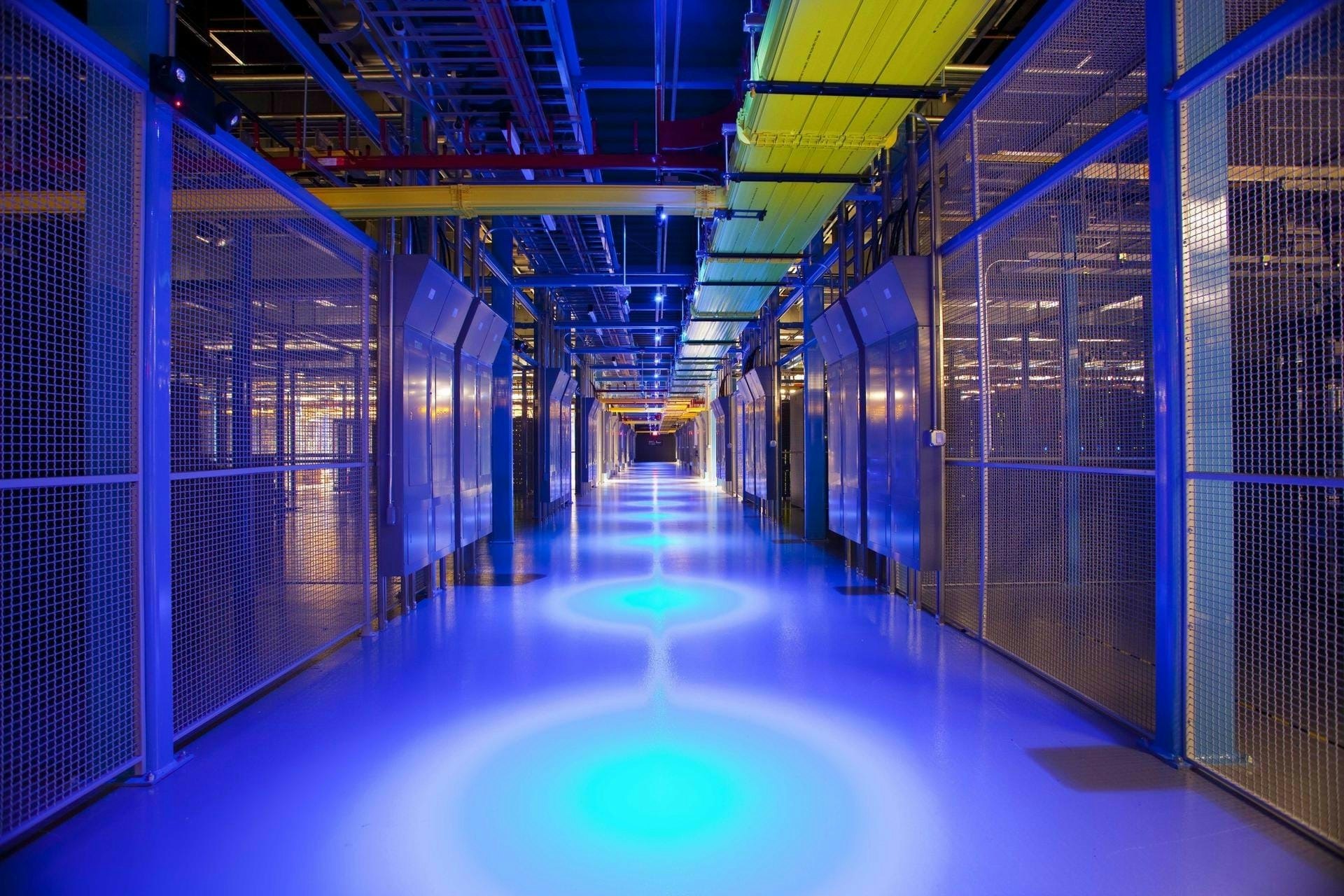 Datacenter hall with quantum safe network design