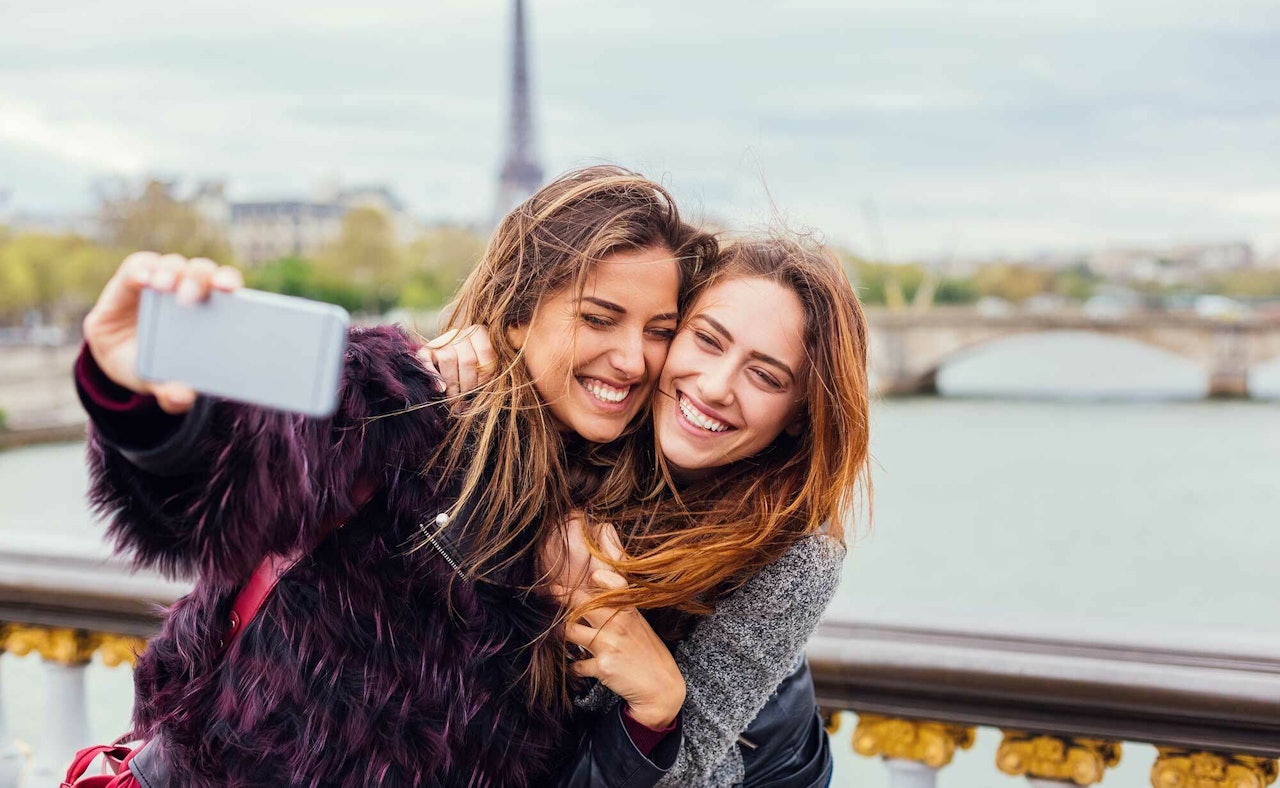 Girls selfie paris